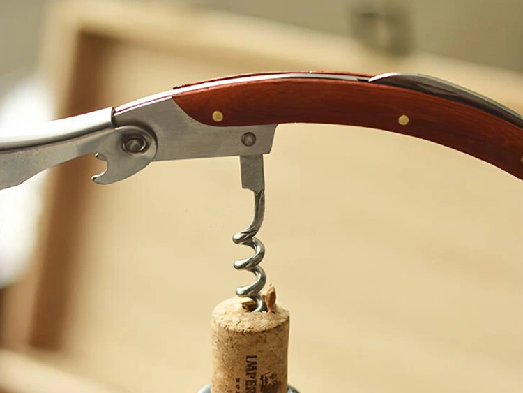 Méthode d'utilisation de l'ouvre-bouteille de couteau à vin